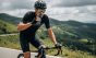 ciclista hidratando ruta montaña
