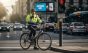 Ciclista urbano esperando en el semáforo de un cruce