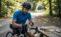 Ciclista aprovechando el descanso para controlar su consumo de carbohidratos