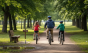 Una familia disfruta de un paseo en bicicleta por un sendero rodeado de árboles en el parque.