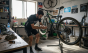 Ciclista pone a punto el cambio Shimano de su bici en casa