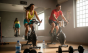 Ciclistas realizando una sesión de entrenamiento en un gimnasio bajo techo