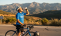 Ciclista tomando agua durante una pausa en una ruta de montaña